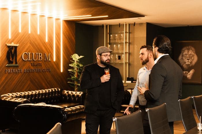 Membros conversando em um espaço do Club M